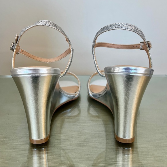 BAGLEY MISCHKA EMBELLISHED SILVER ANKLE STRAP WEDGE SANDALS SIZE 7.5 NEVER WORN - Picture 2 of 6